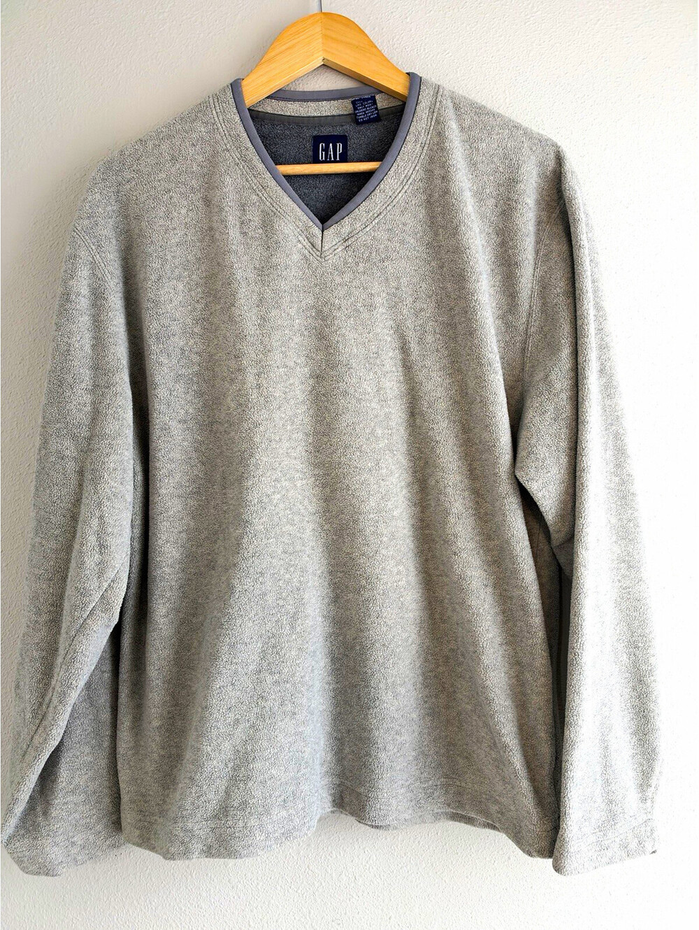 90s / early Y2K GAP fleece V-neck pullover sweater men’s size Medium gray